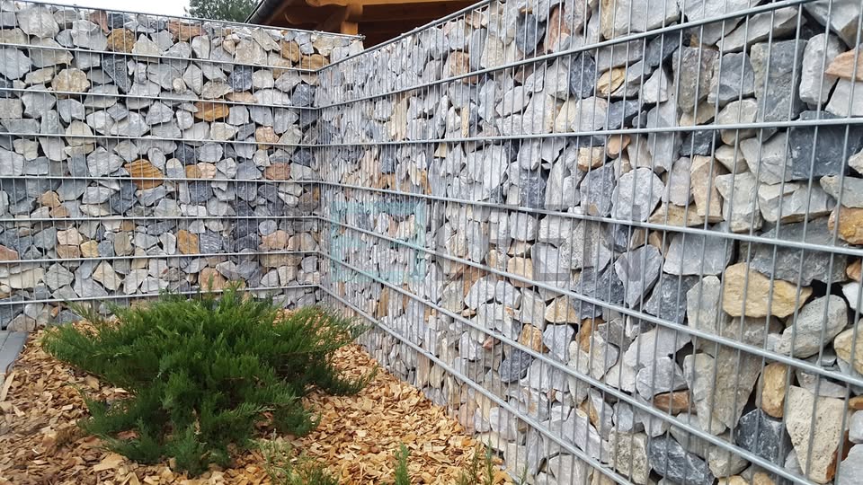 Kosze gabionowe wypełnione naturalnym kamieniem